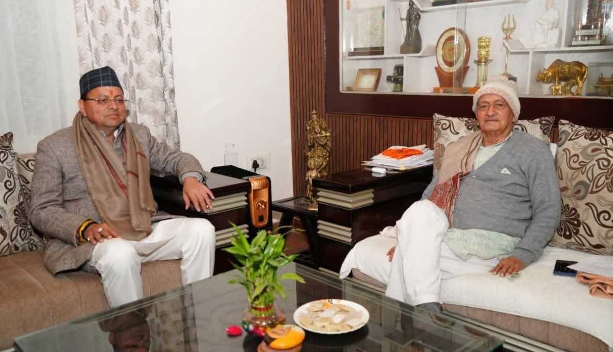 मुख्यमंत्री धामी ने पद्म भूषण सम्मान हेतु चयनित होने पर भगत सिंह कोश्यारी को उनके आवास पर पहुंच कर दी बधाई